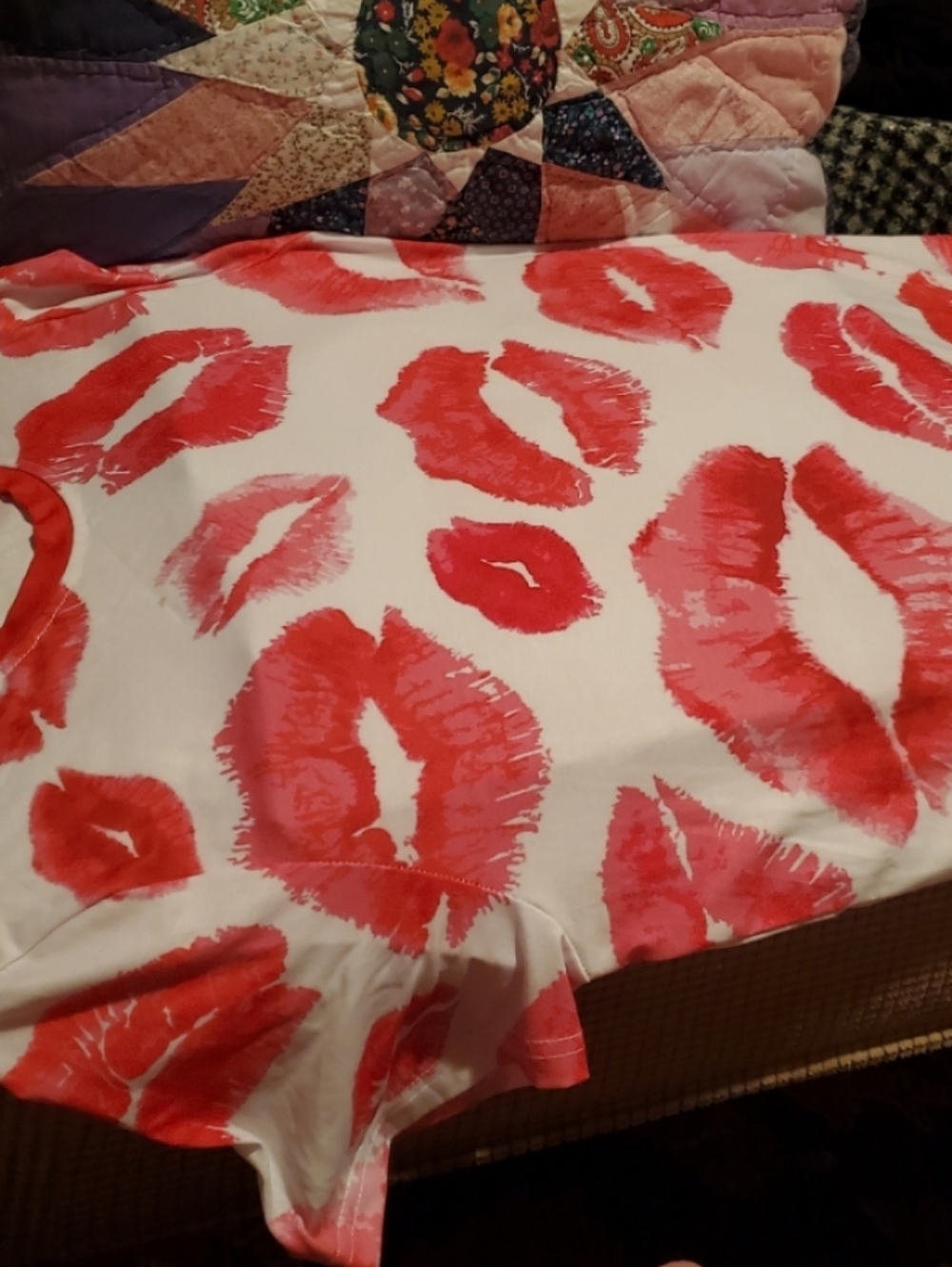 T-Shirt with Red Lip Print~Unisex - Picture 6 of 8